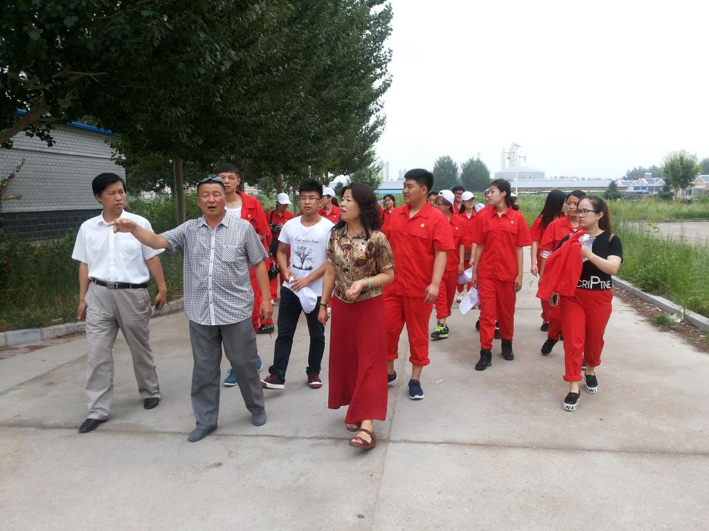 “三下乡”成员与当地村民交谈